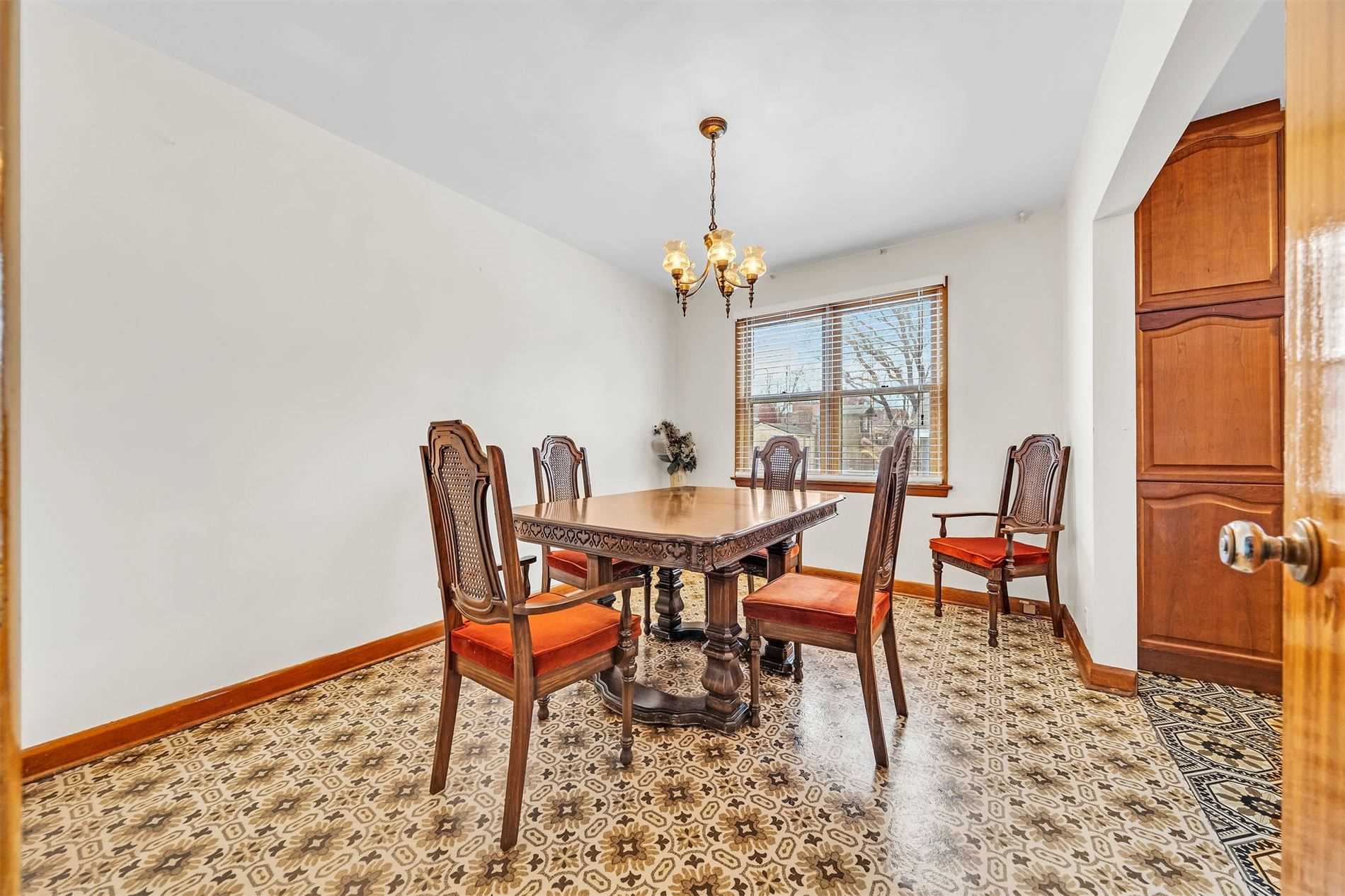 106 Simcoe St E