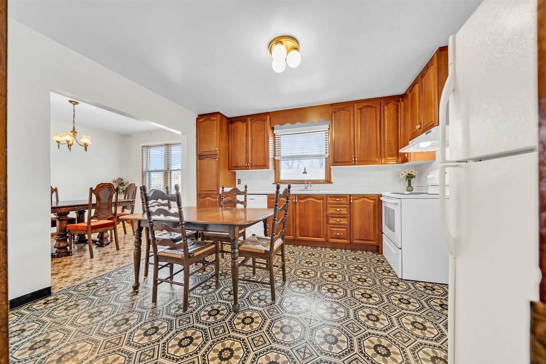 106 Simcoe St E