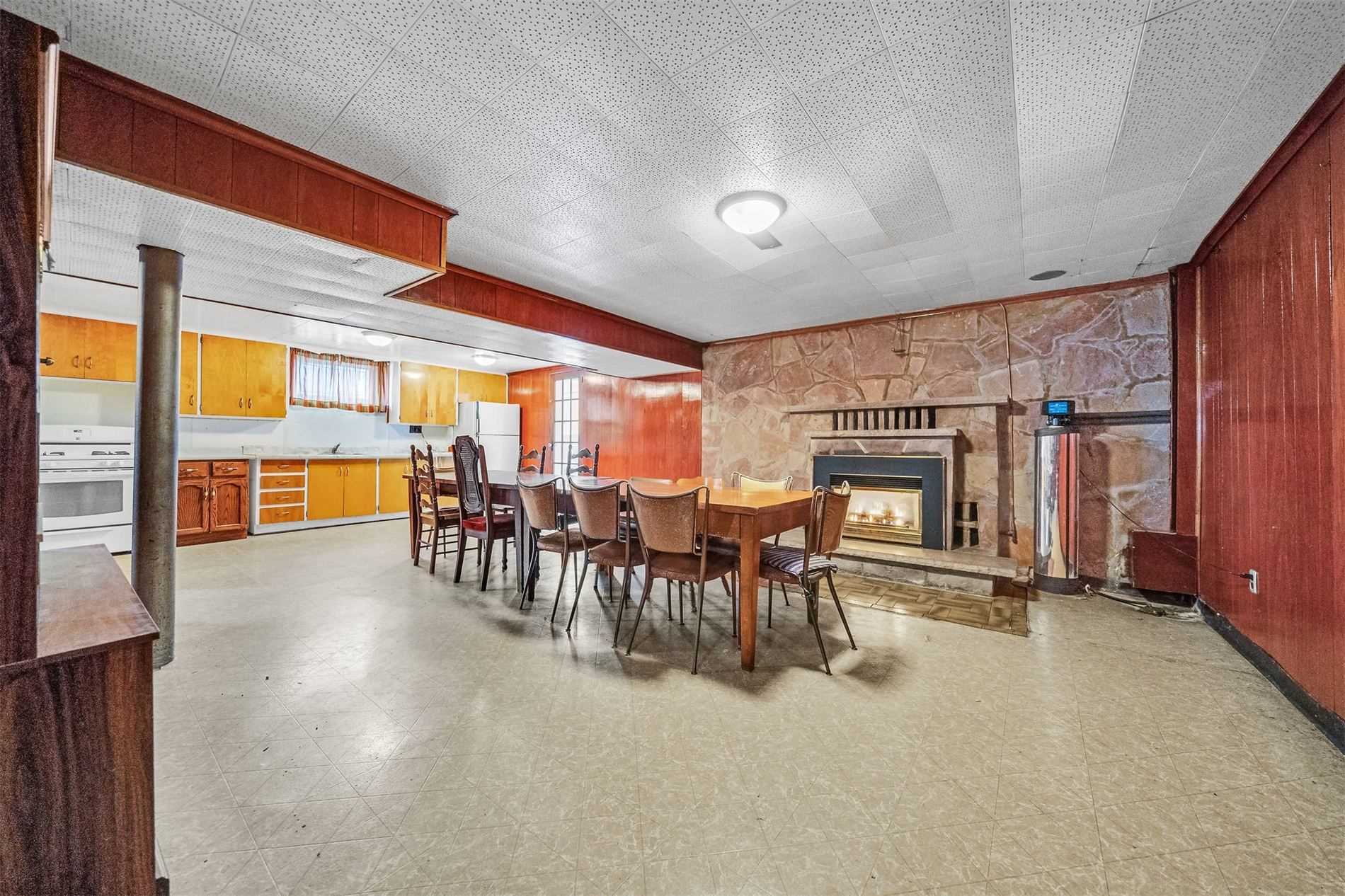 106 Simcoe St E
