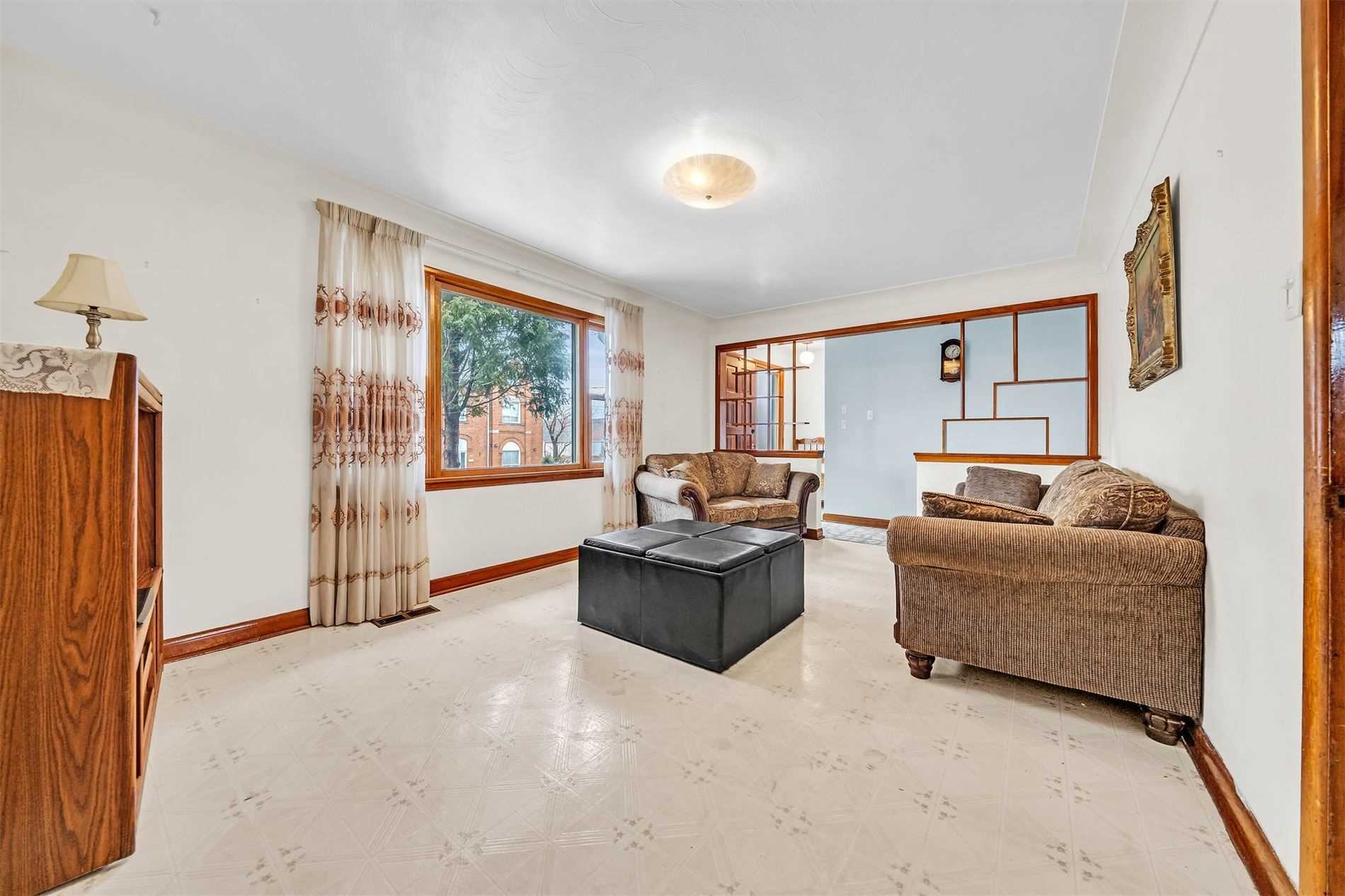 106 Simcoe St E