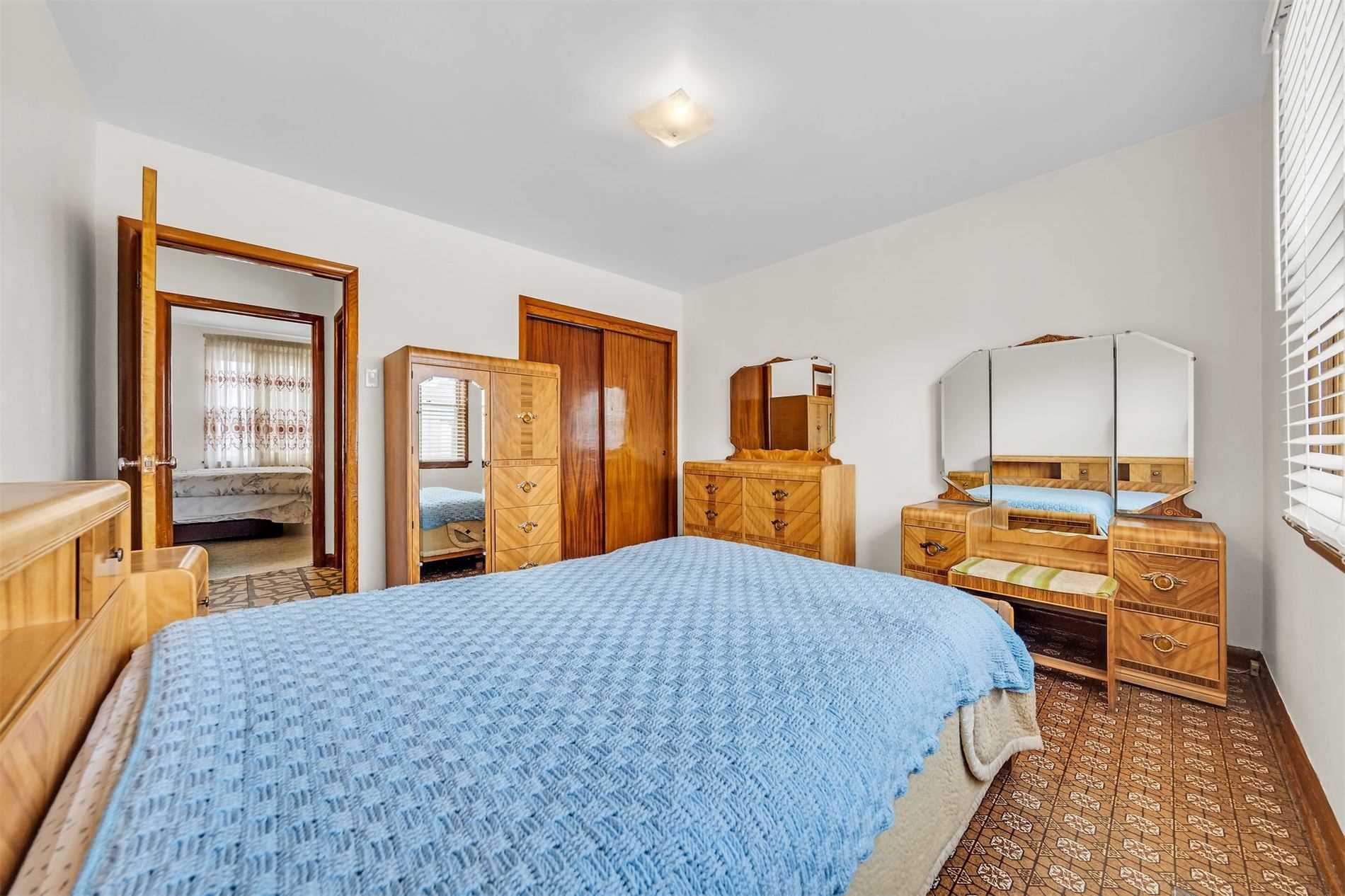 106 Simcoe St E