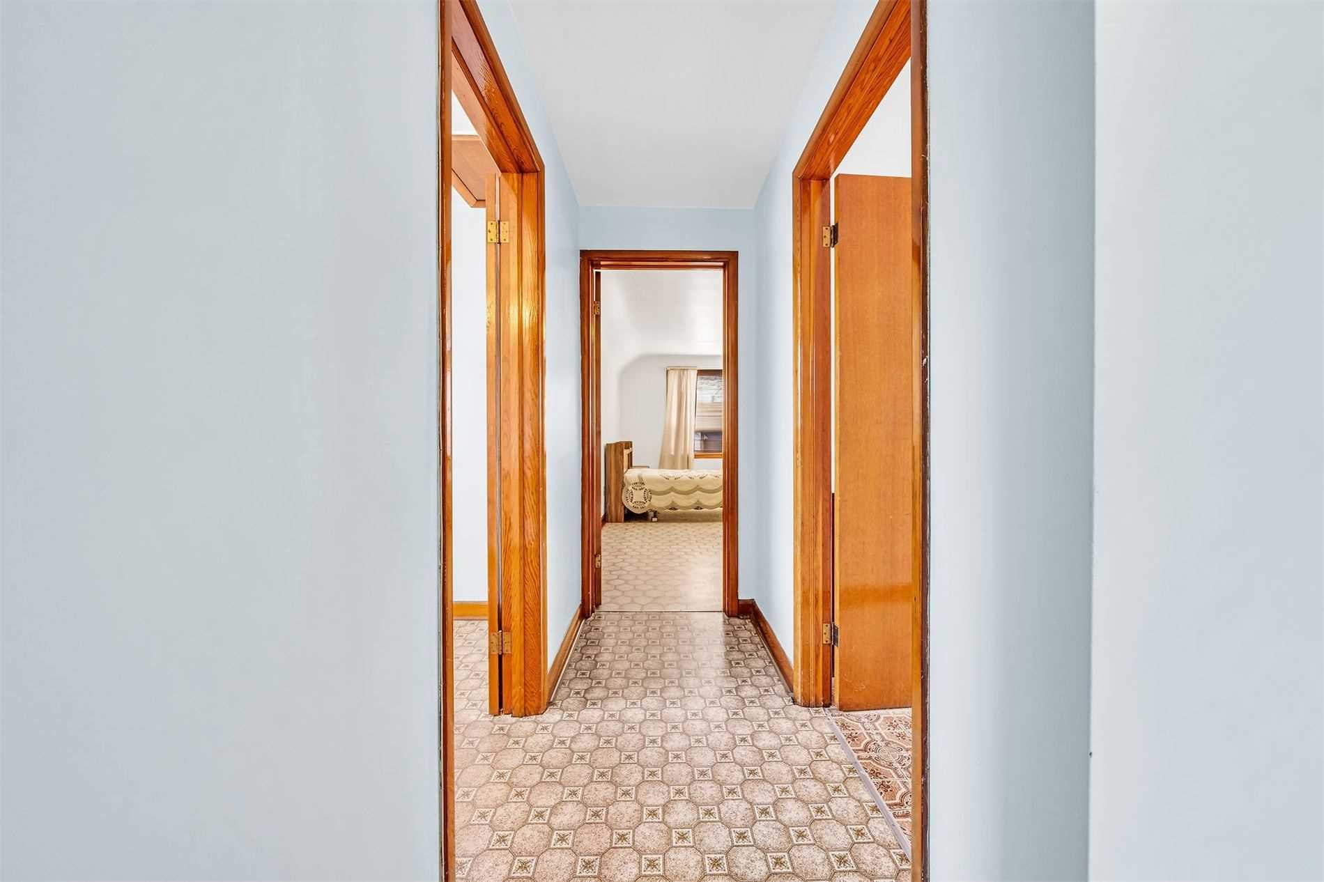 106 Simcoe St E