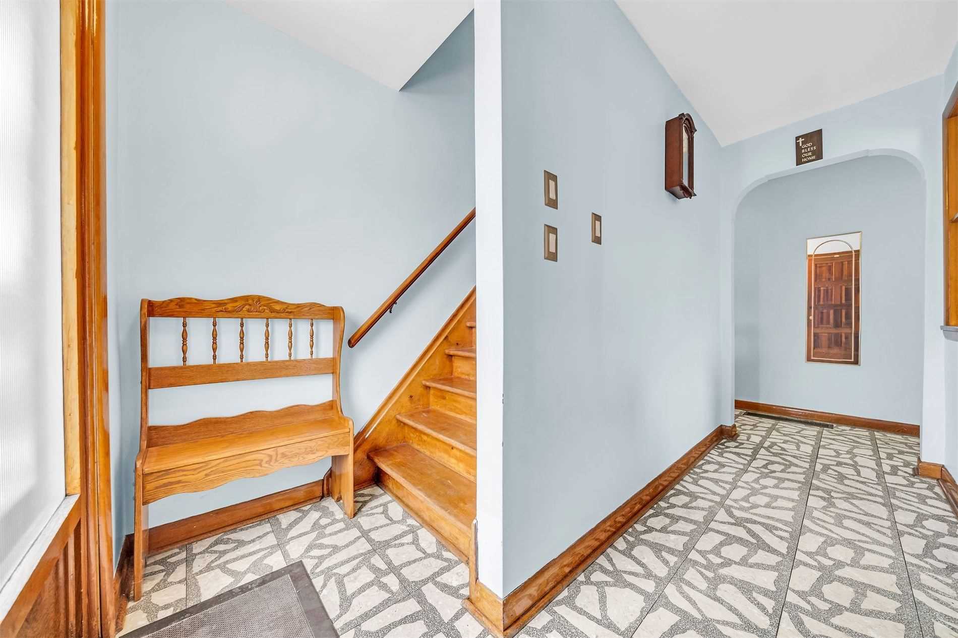 106 Simcoe St E