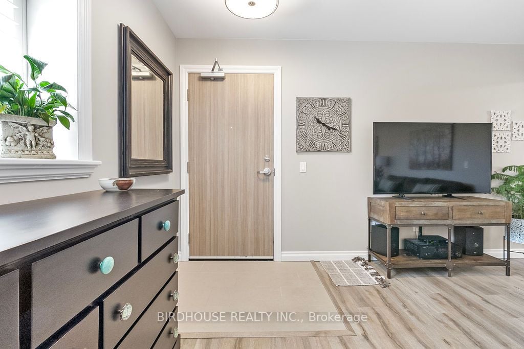 25 King Street, #301