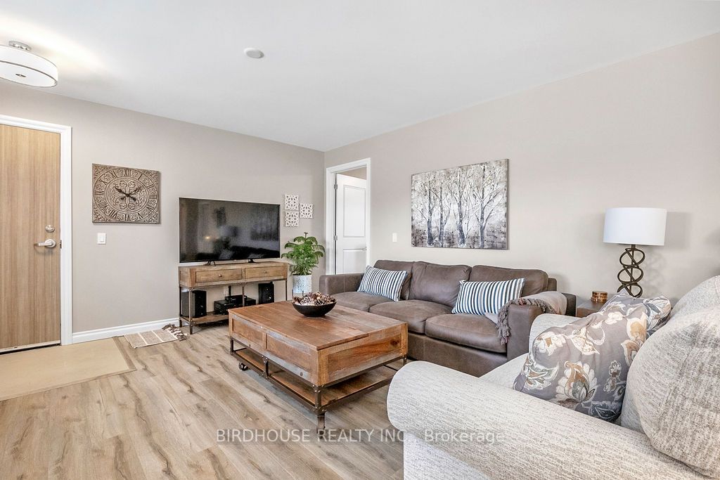 25 King Street, #301