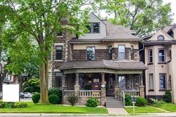 812 King St E, Hamilton