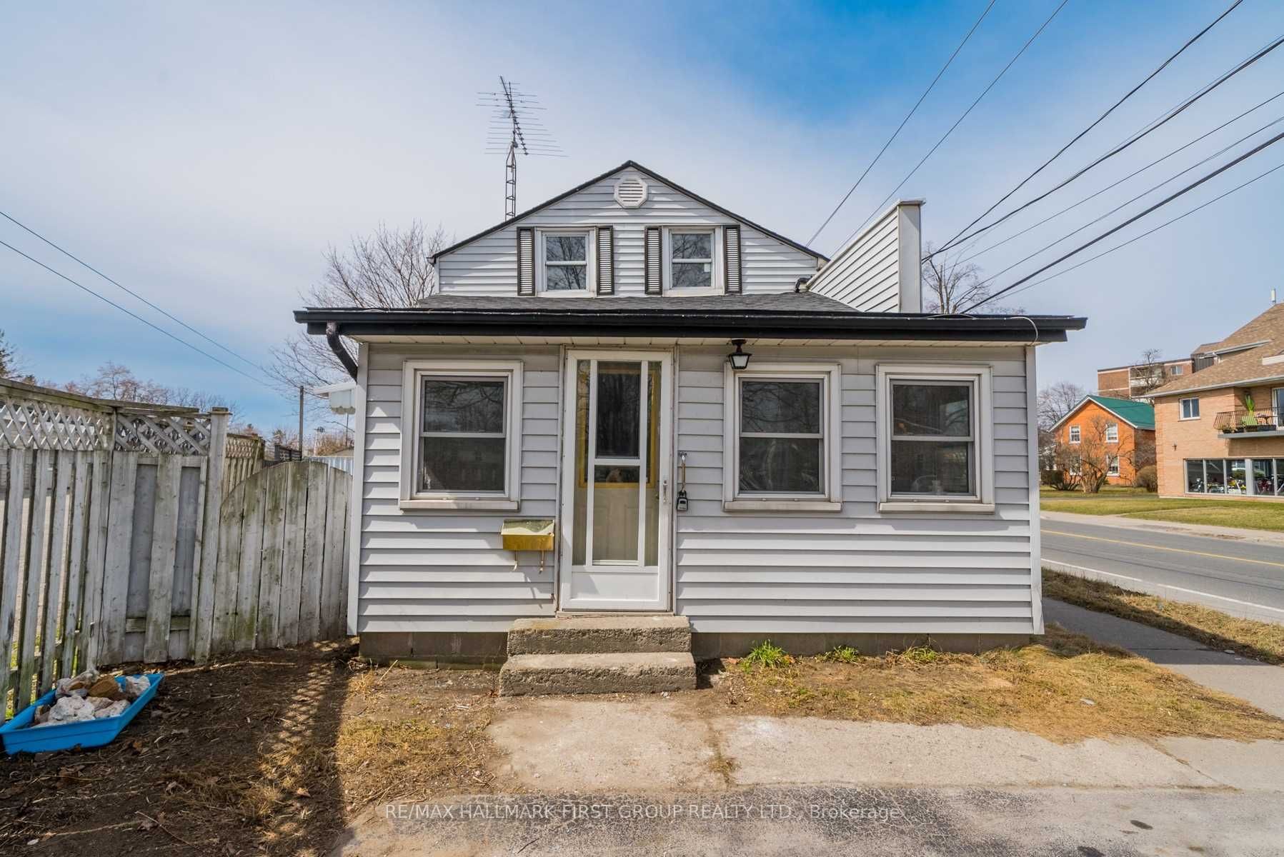 267 University Ave W