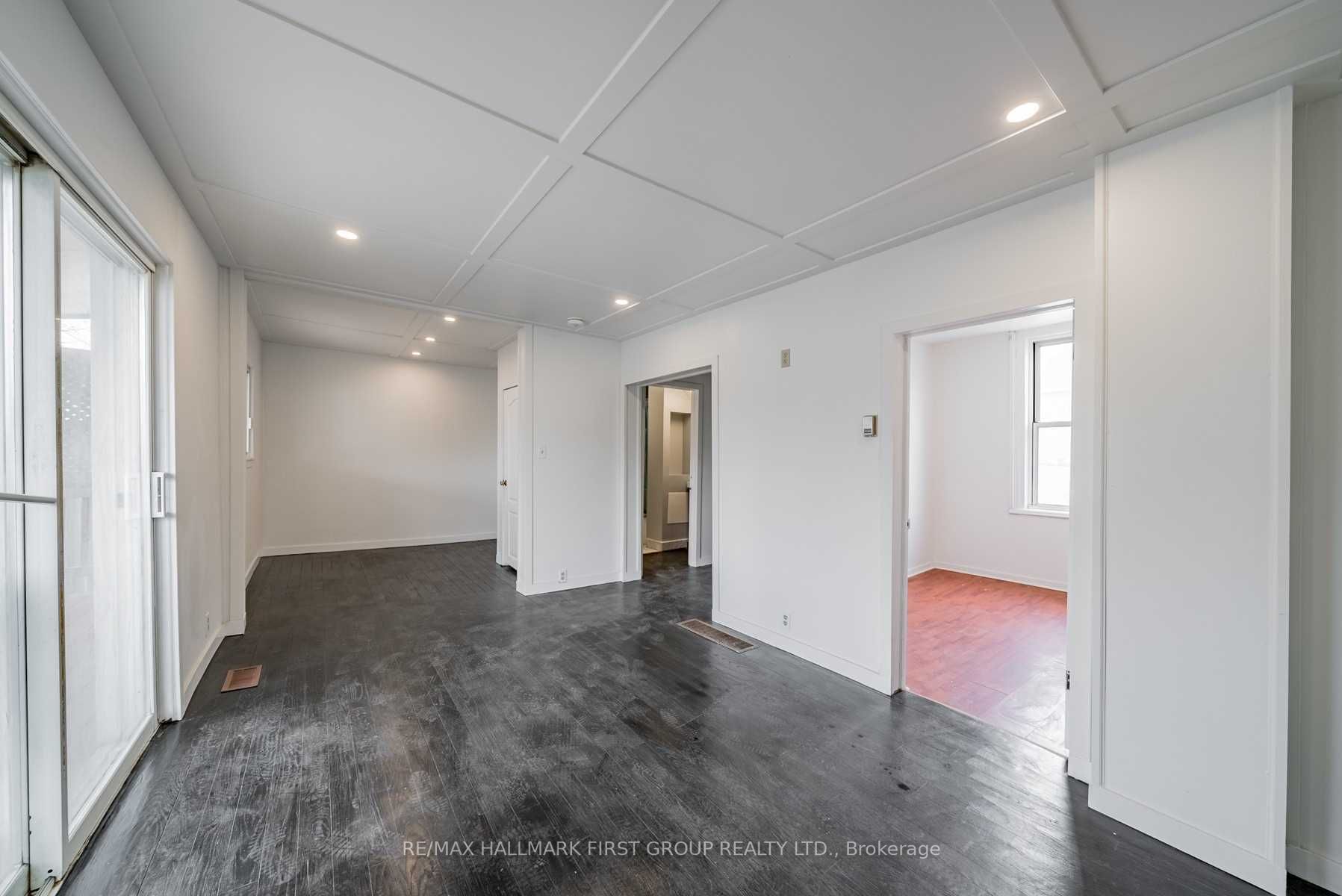 267 University Ave W