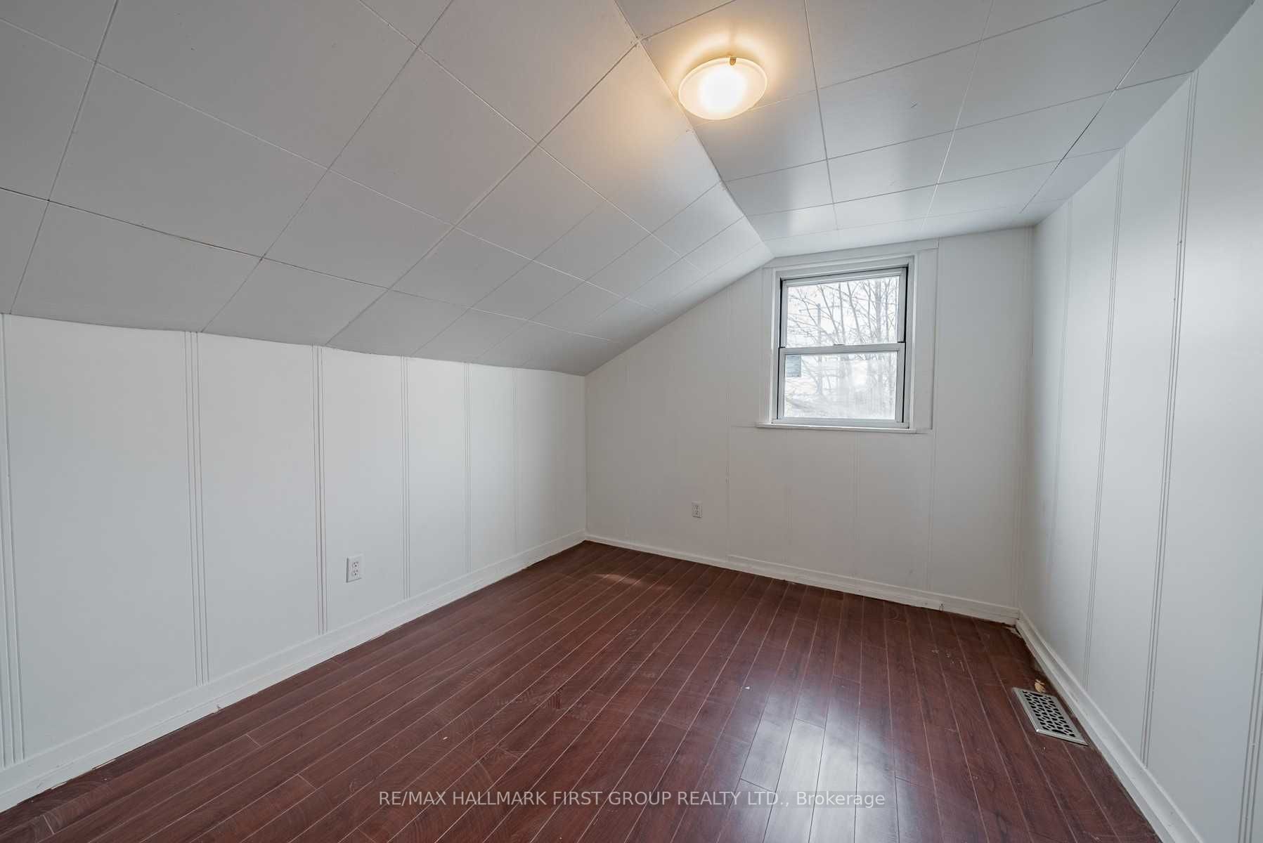 267 University Ave W