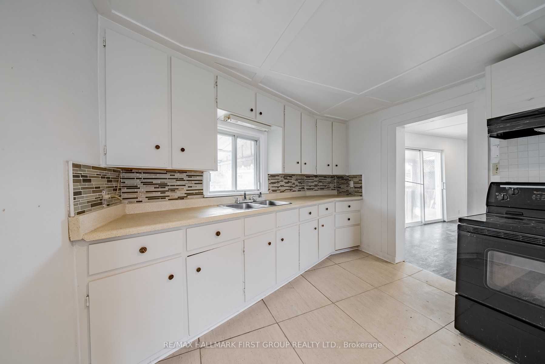 267 University Ave W