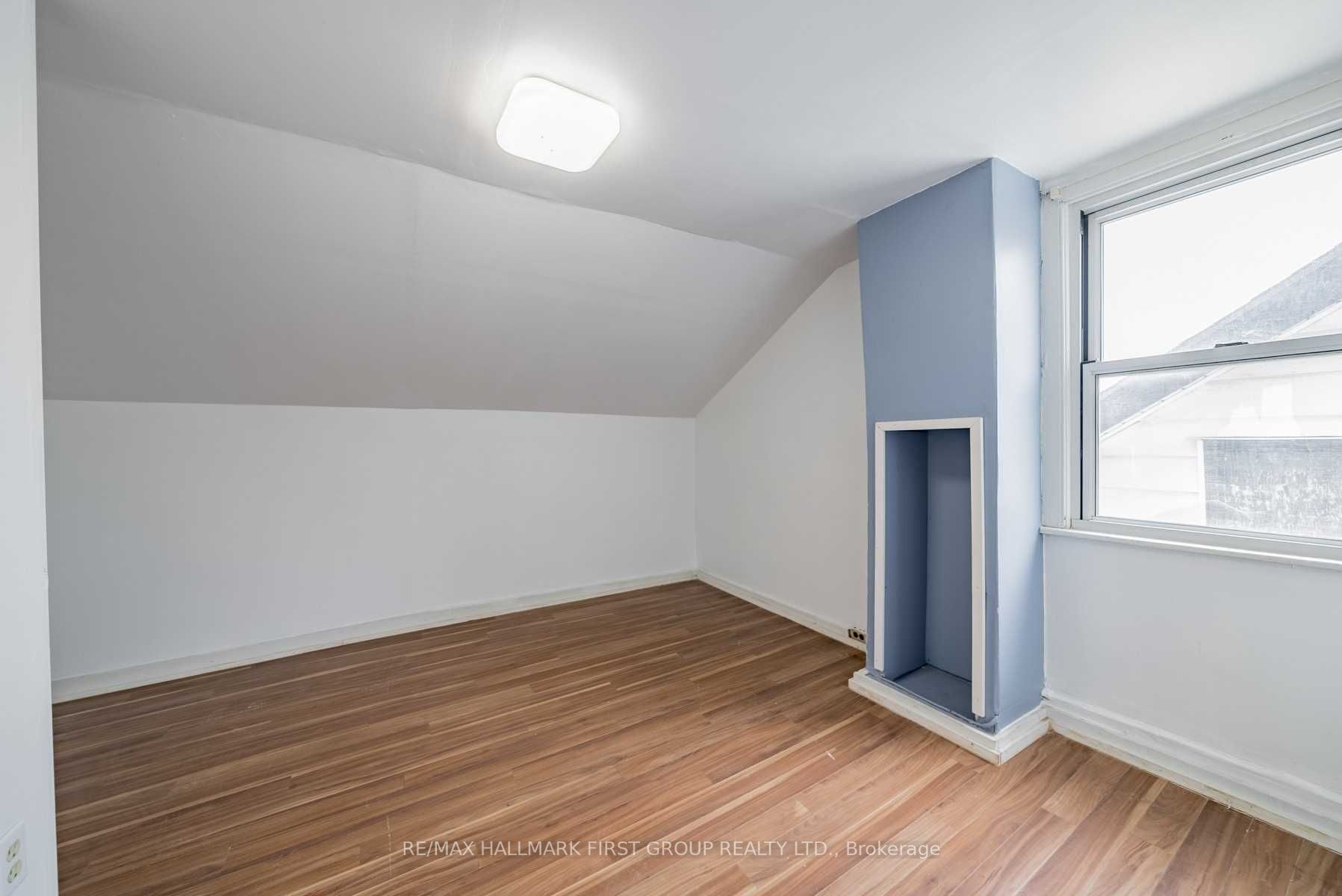 267 University Ave W