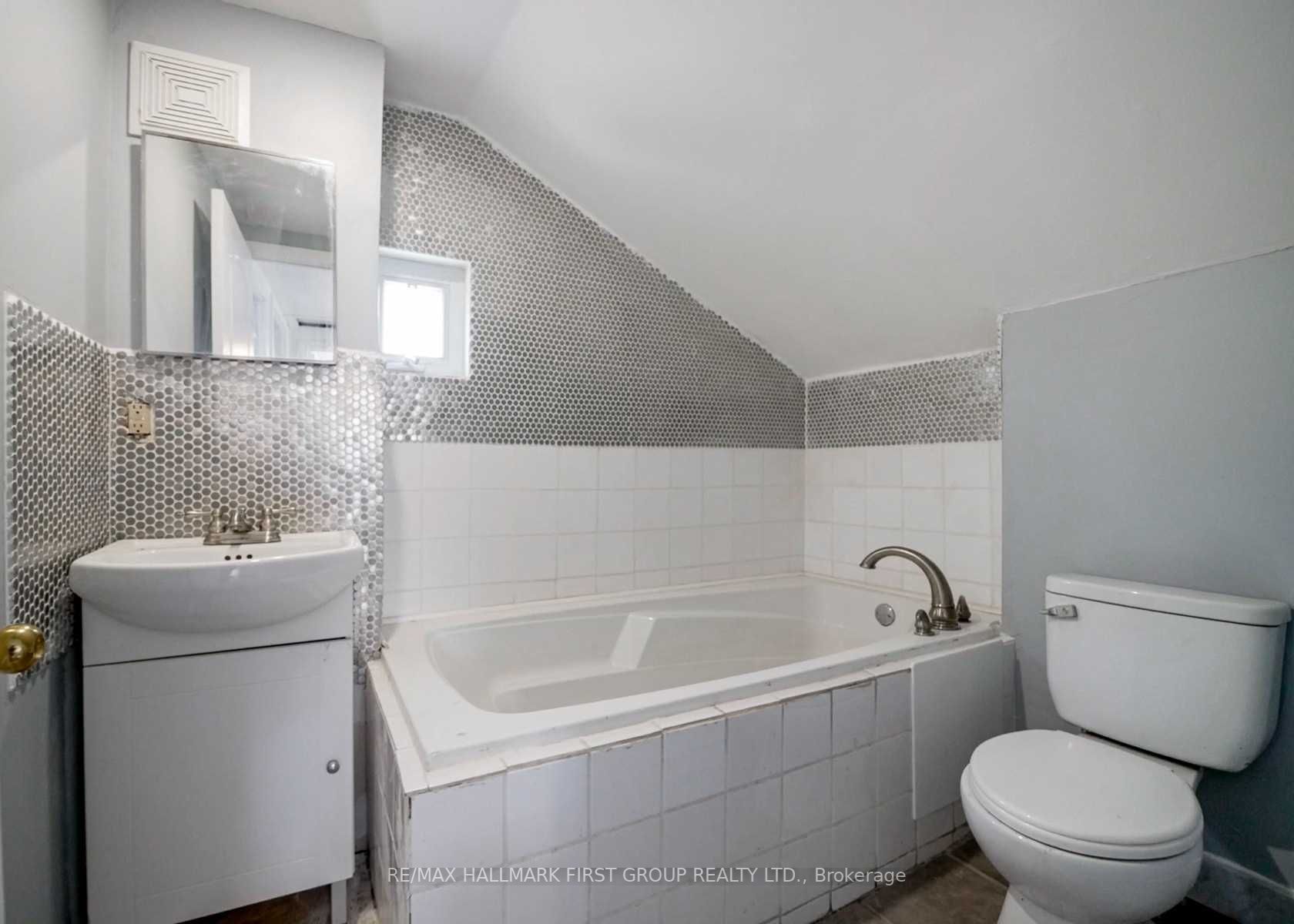 267 University Ave W