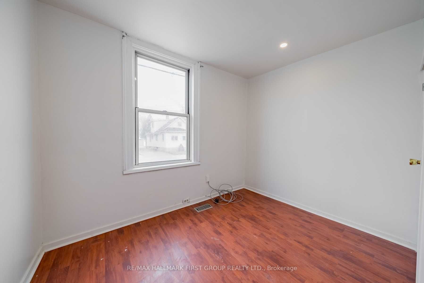 267 University Ave W