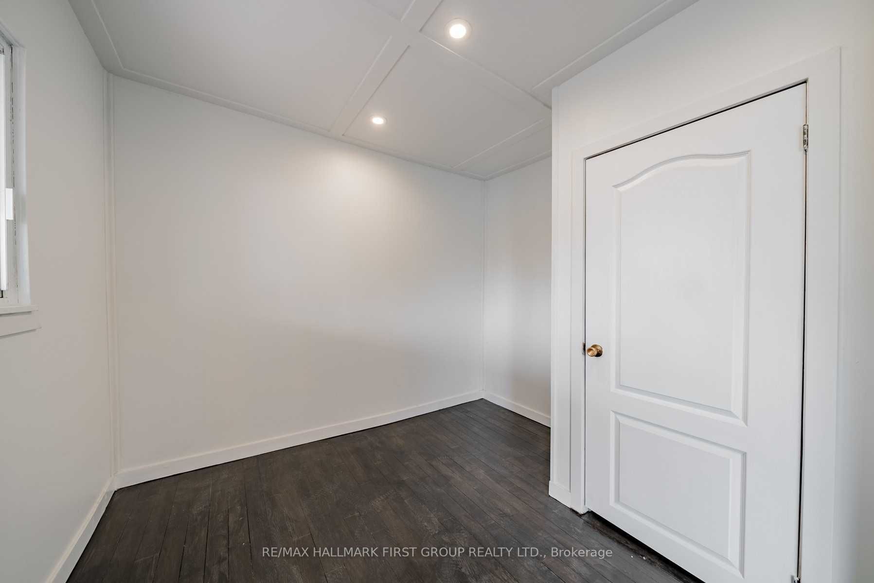 267 University Ave W