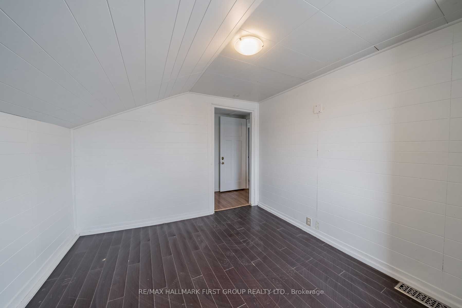 267 University Ave W