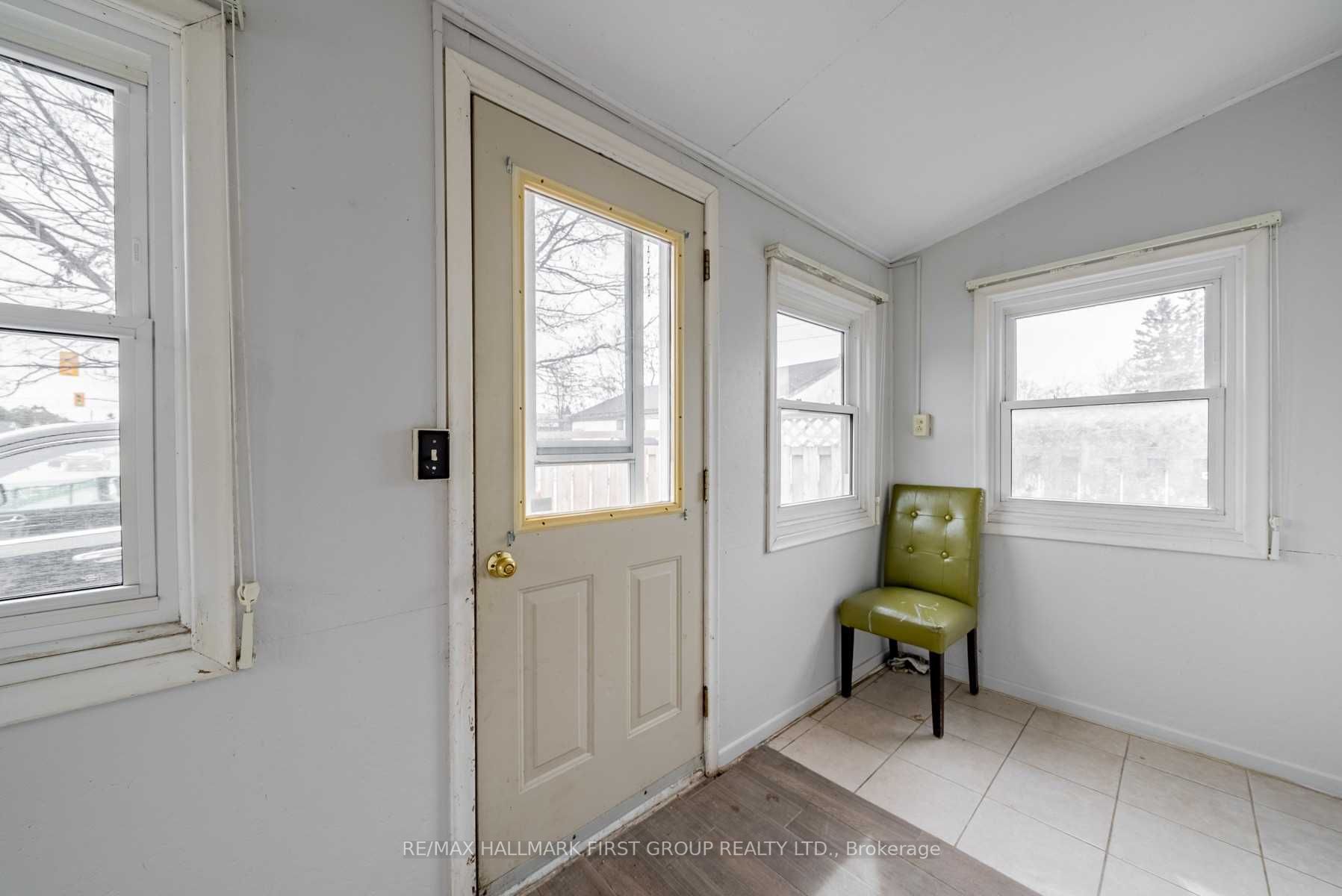 267 University Ave W