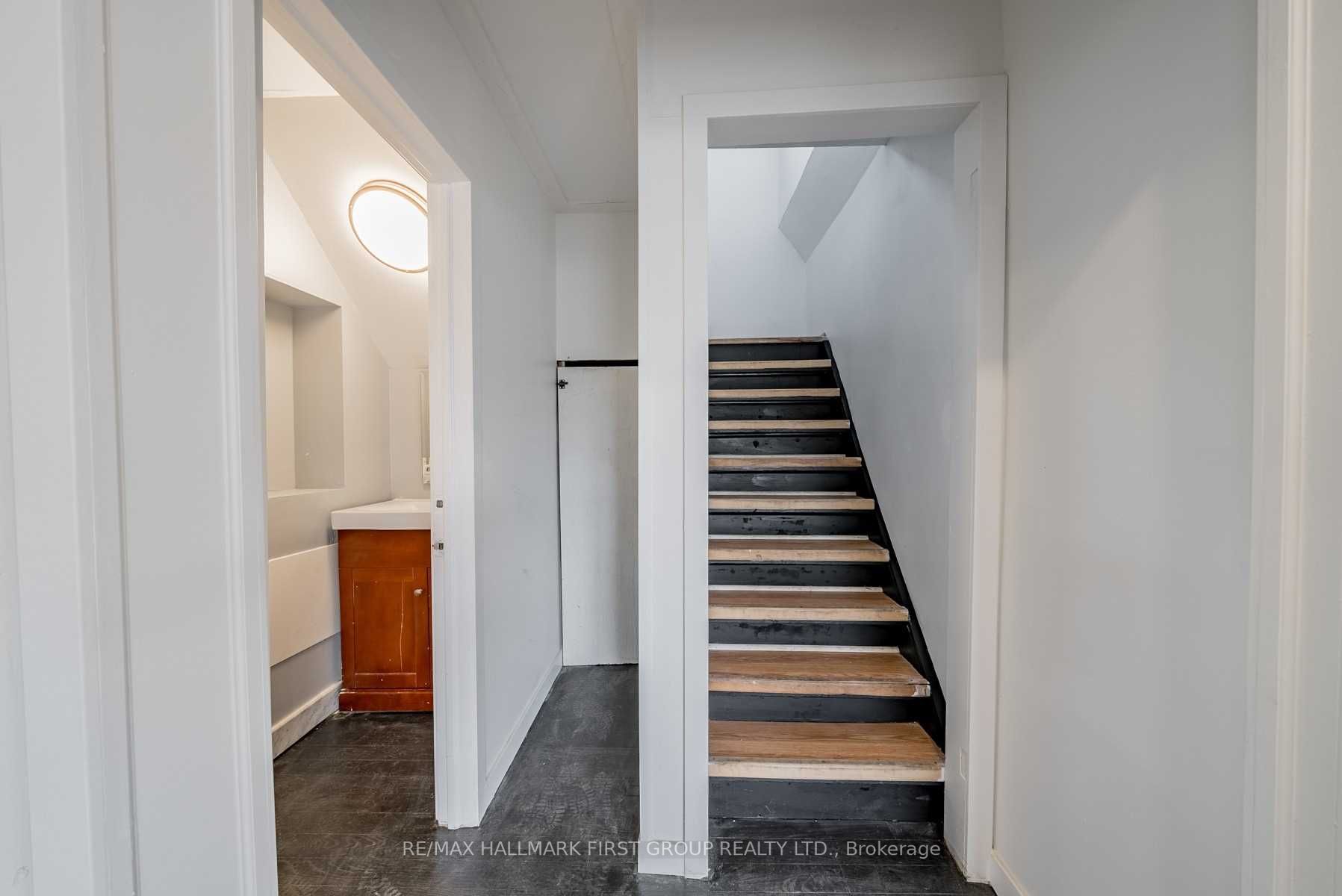 267 University Ave W