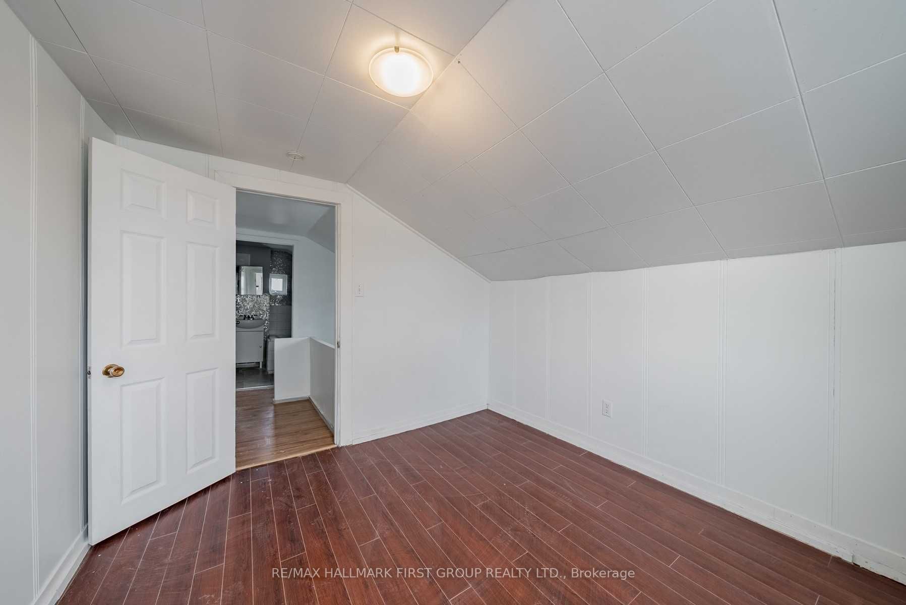 267 University Ave W