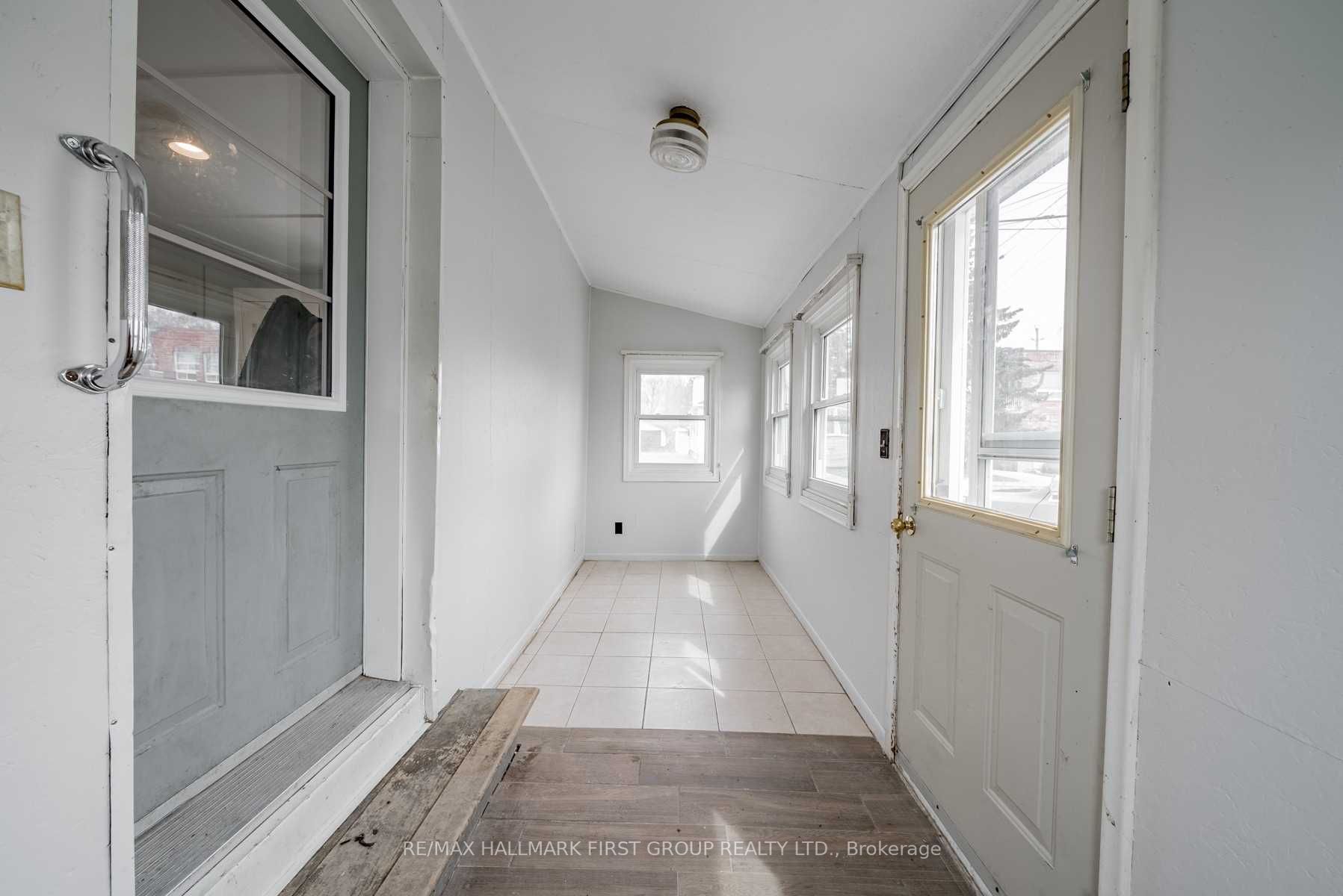 267 University Ave W
