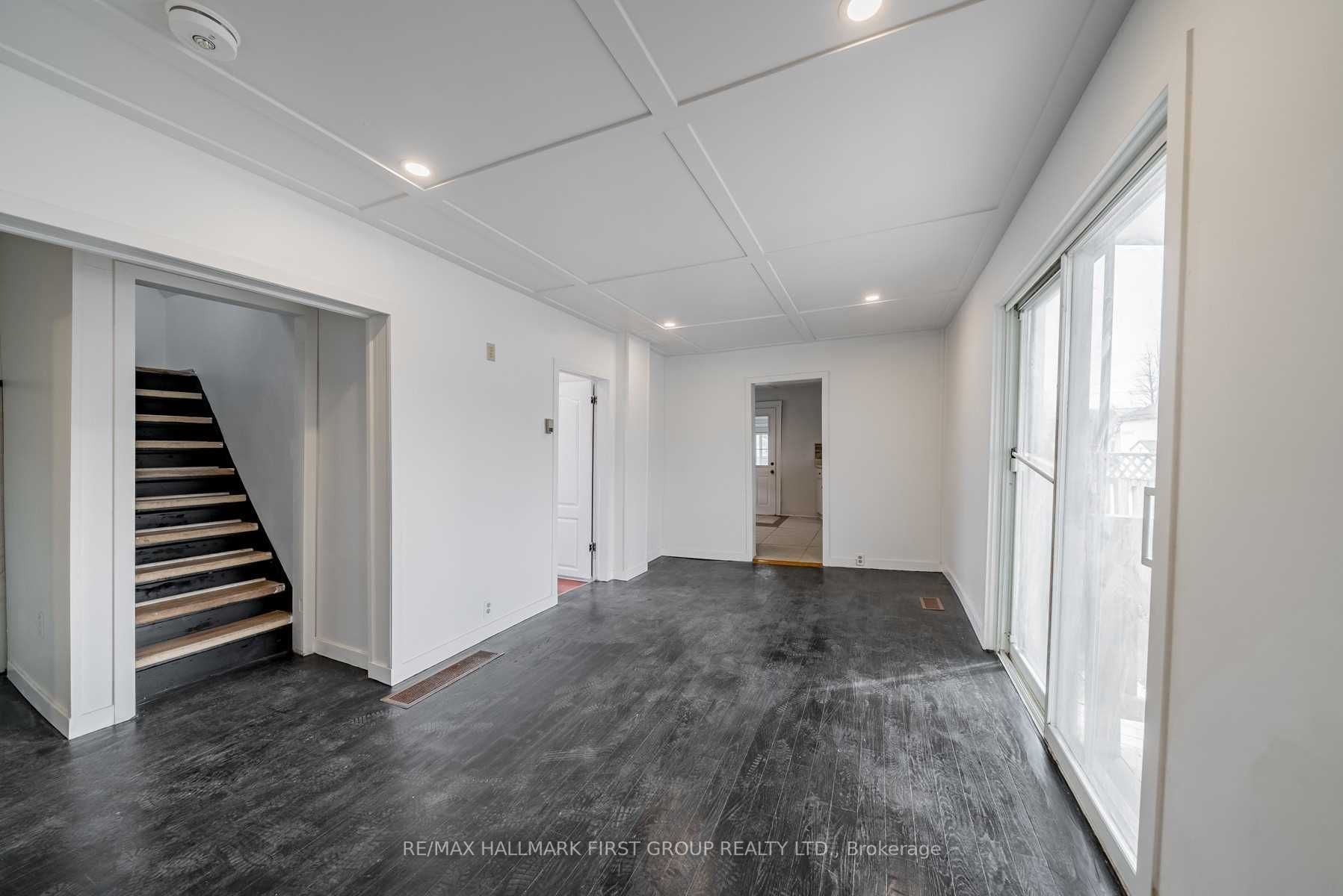 267 University Ave W