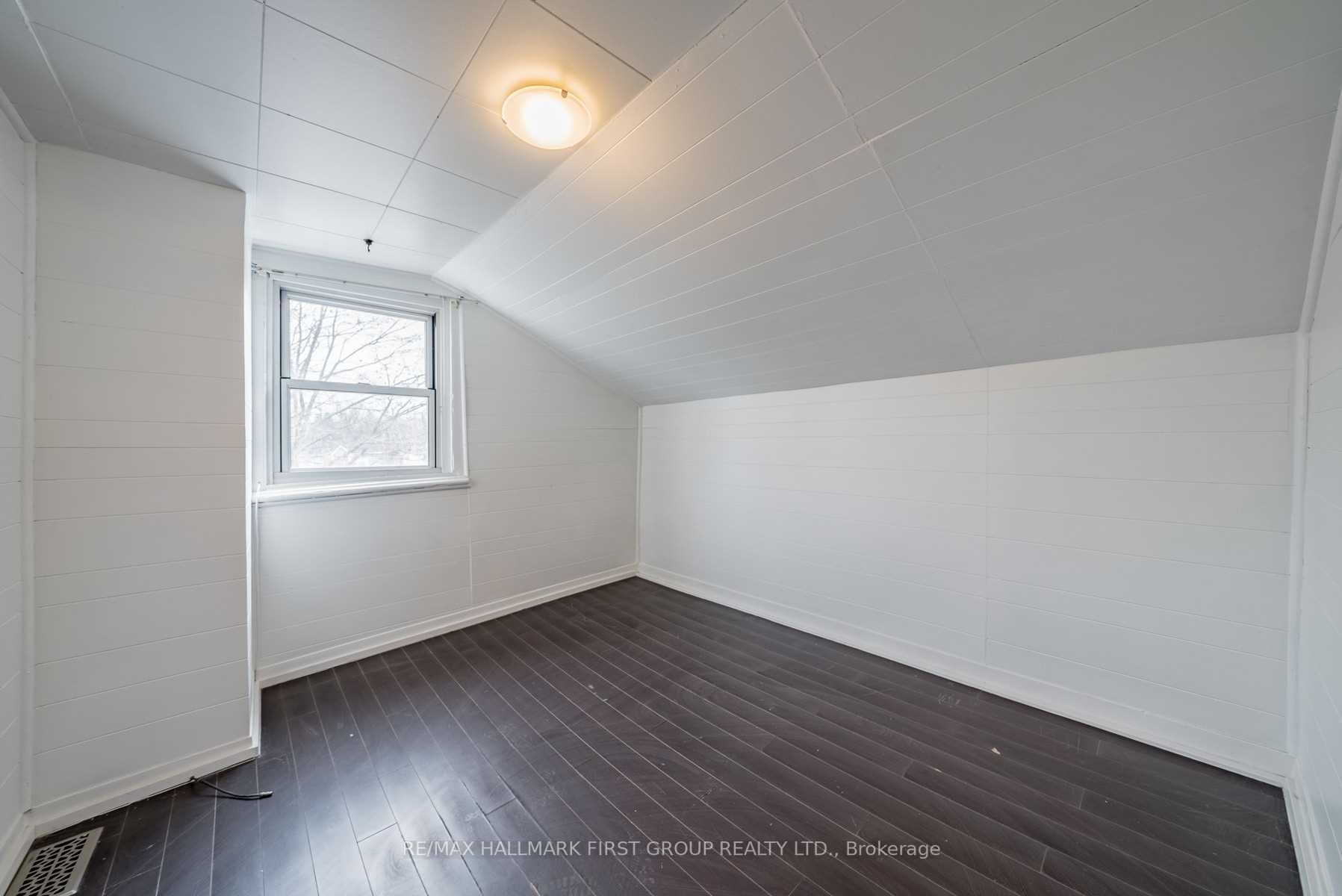267 University Ave W