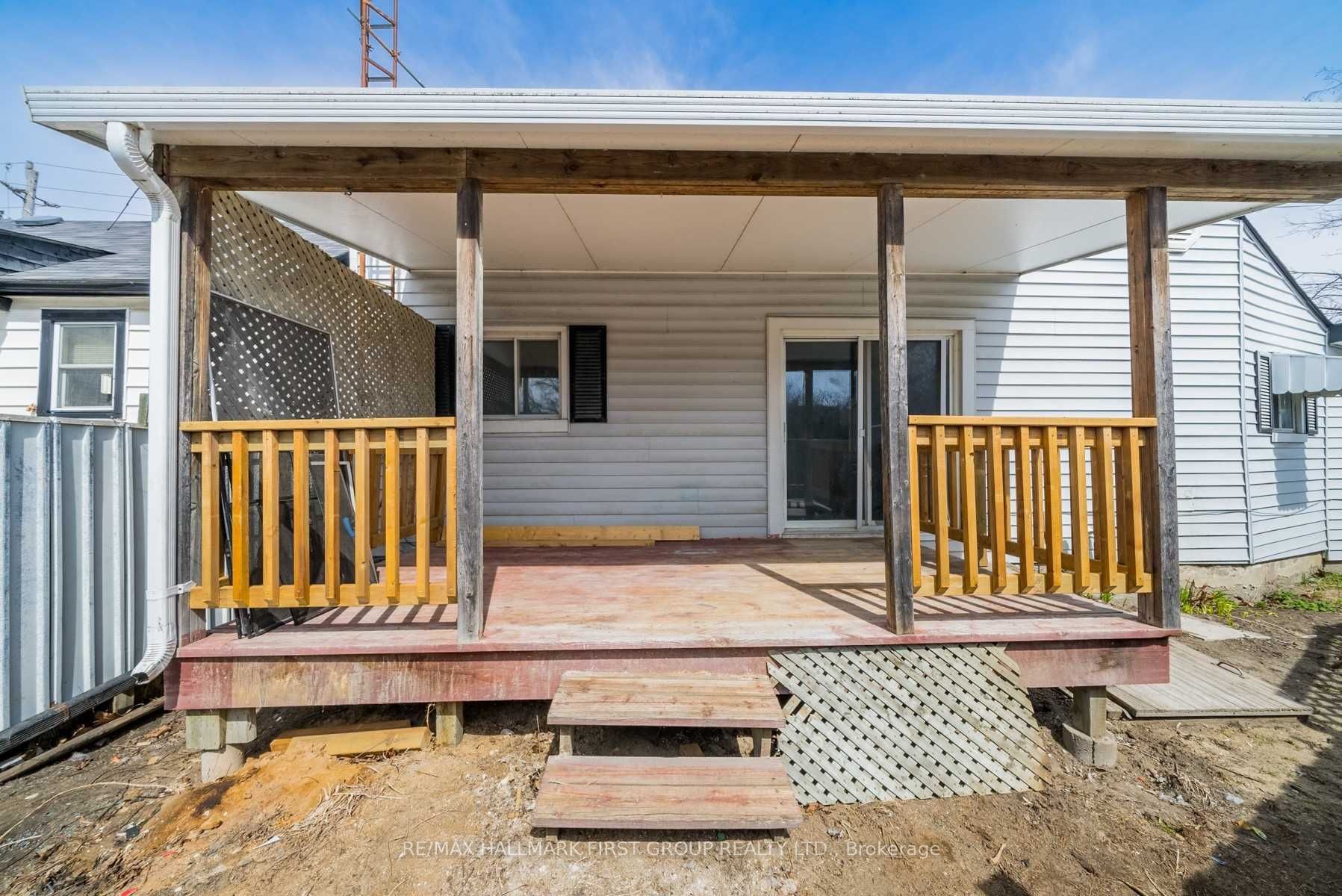 267 University Ave W