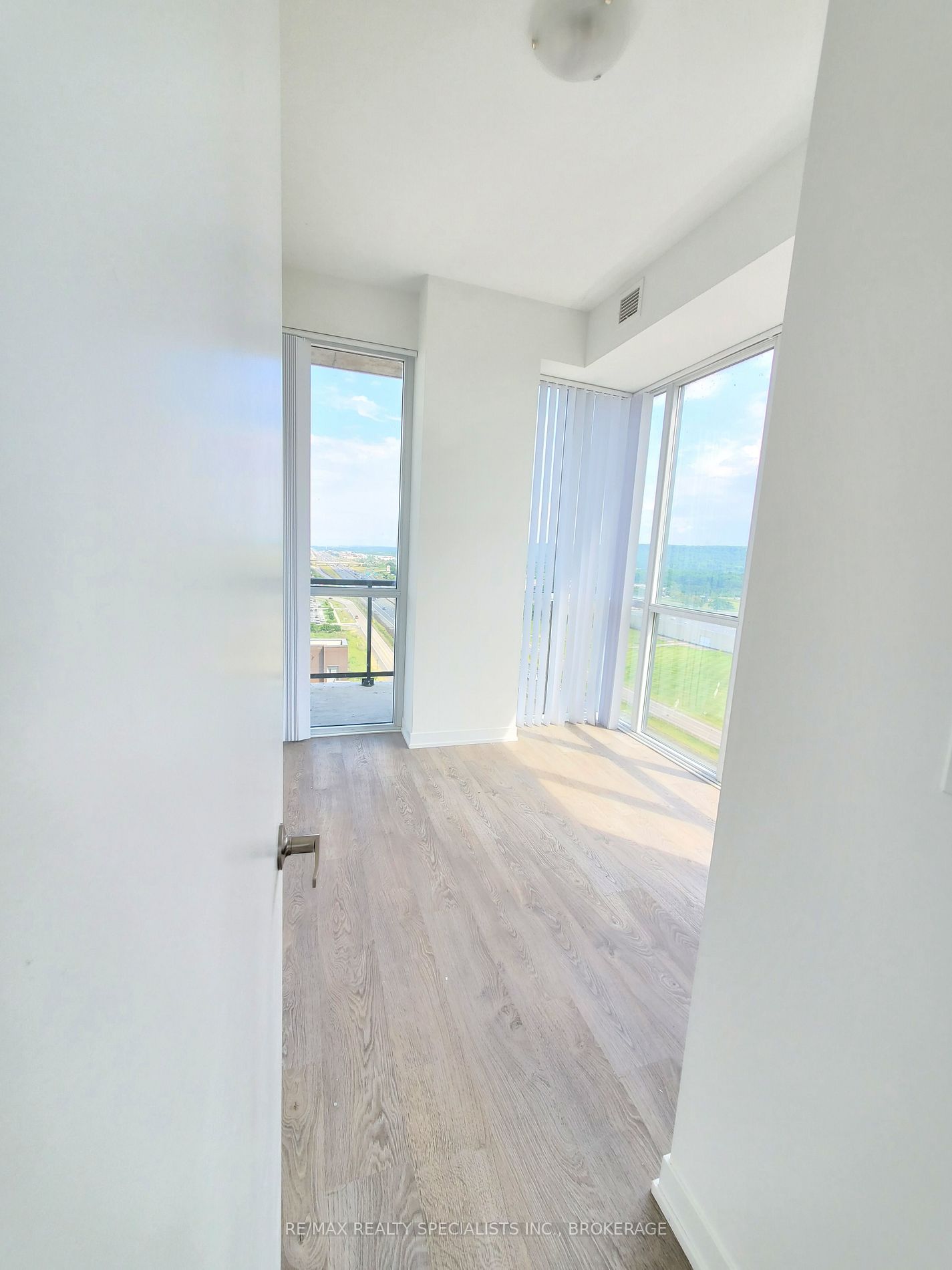 550 North Service Rd, #1407