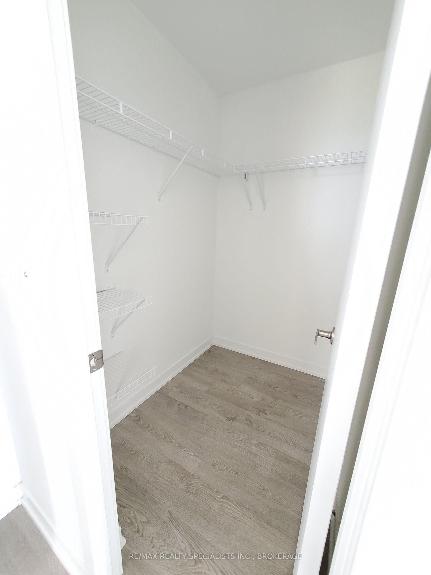 550 North Service Rd, #1407