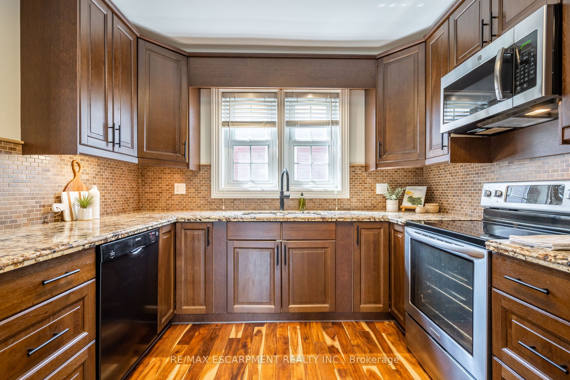54 Montrose Ave