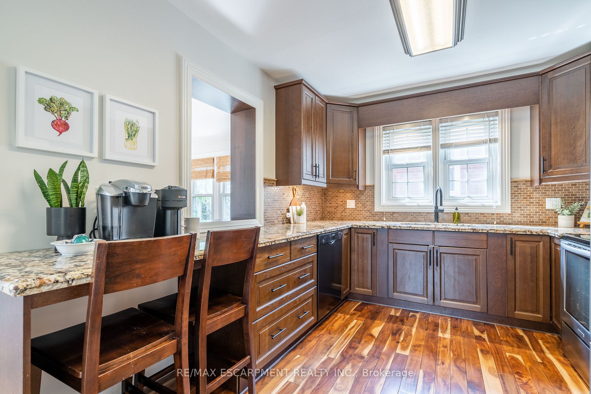 54 Montrose Ave