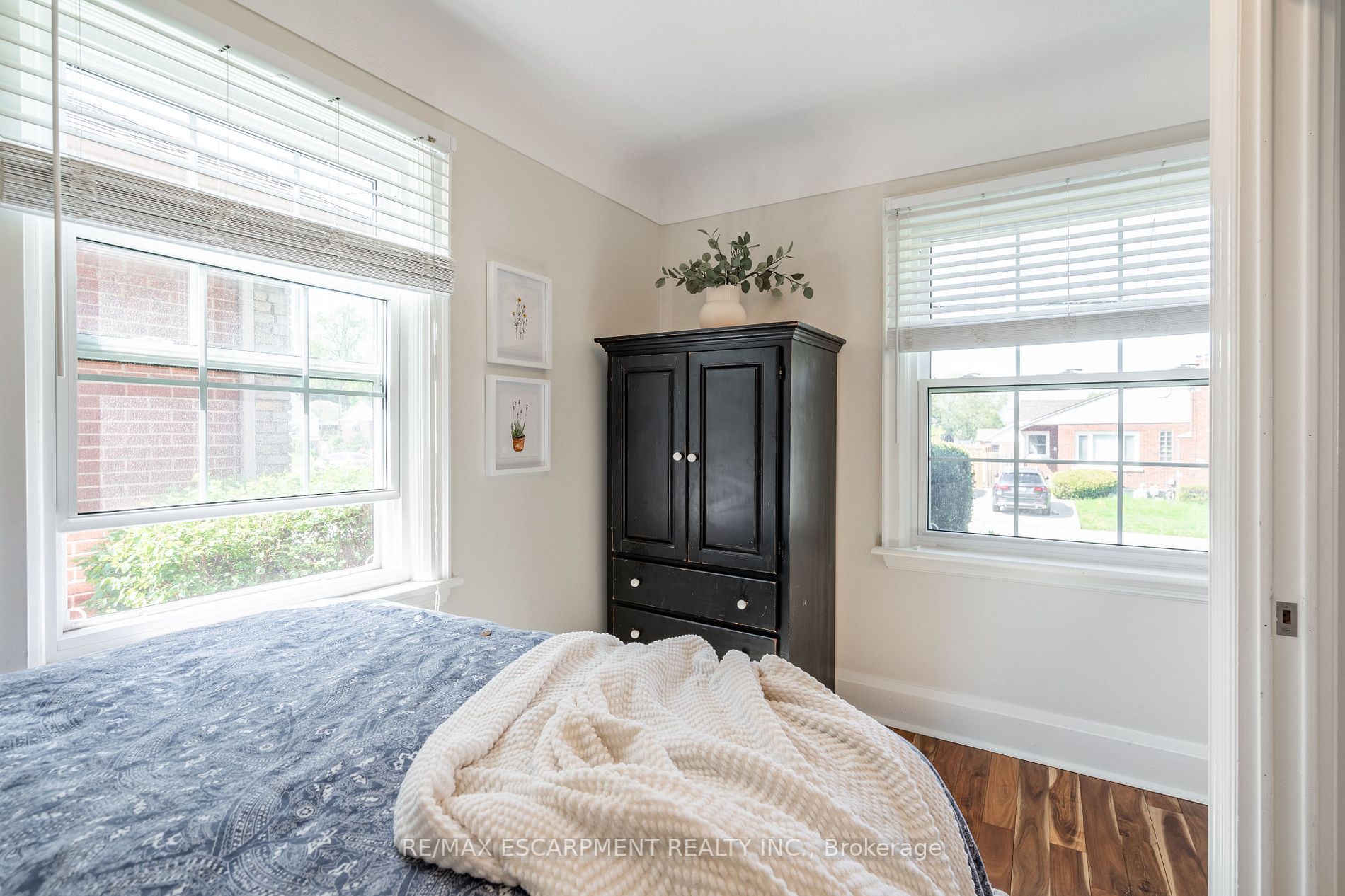 54 Montrose Ave
