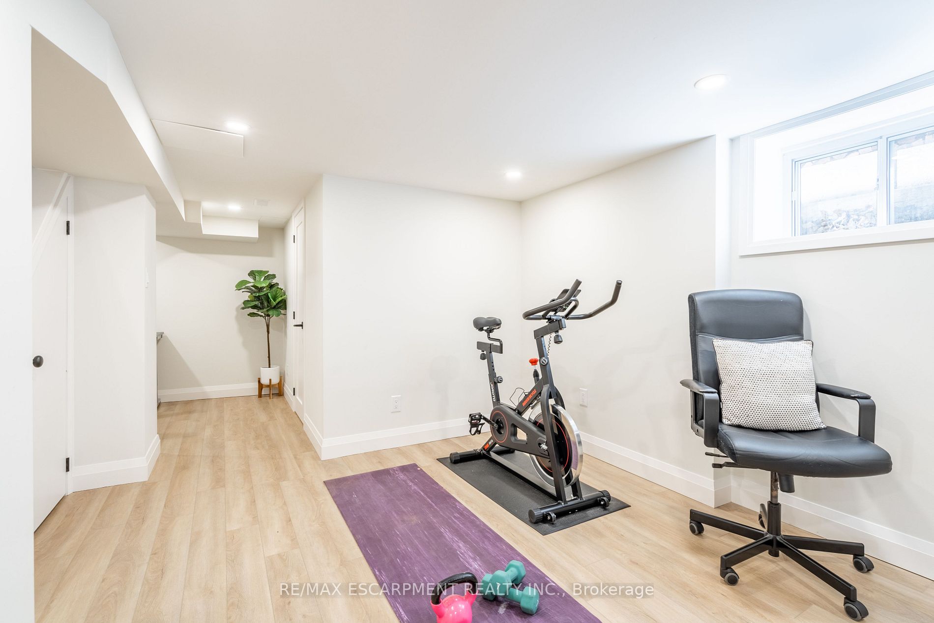 54 Montrose Ave