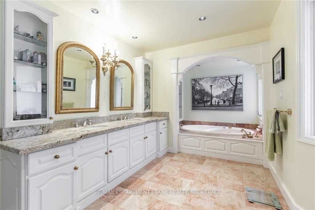 18 Stonegate Dr