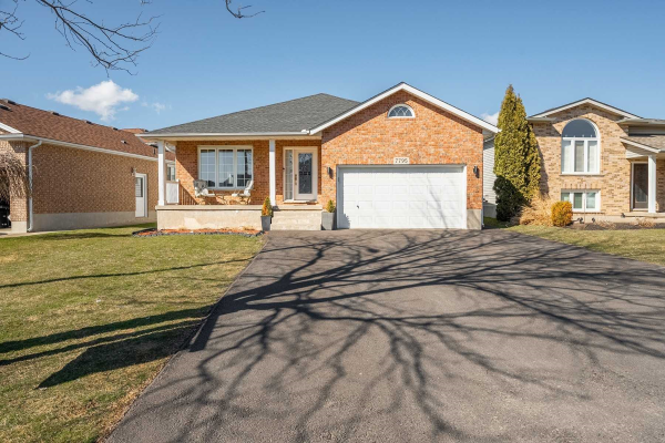 7795 Ascot Circ, Niagara Falls