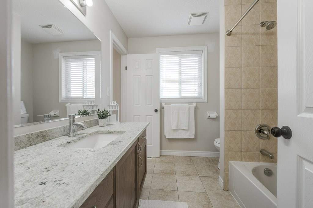 903 Frontenac Cres