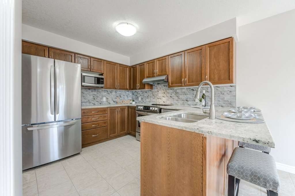 903 Frontenac Cres