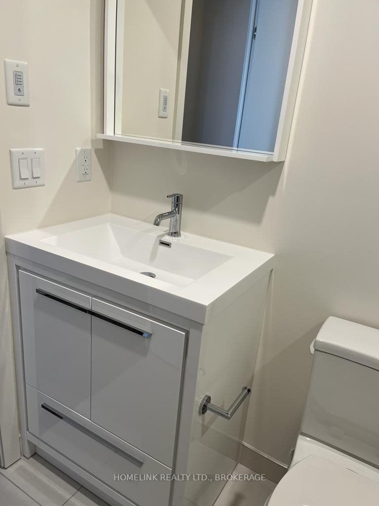 212 King William St, #401