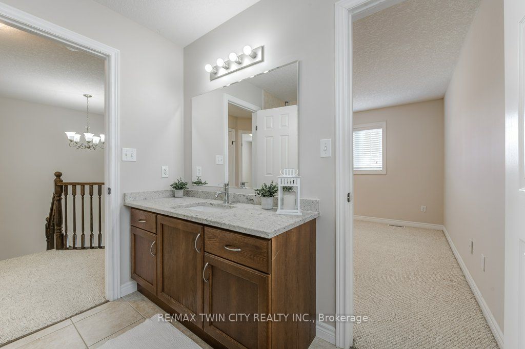 903 Frontenac Cres