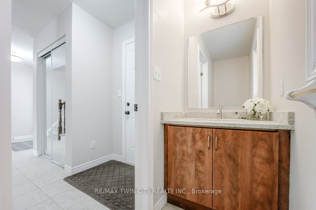 903 Frontenac Cres