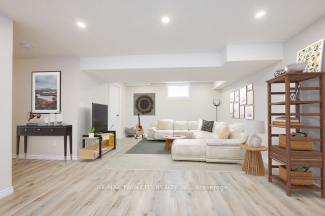 903 Frontenac Cres