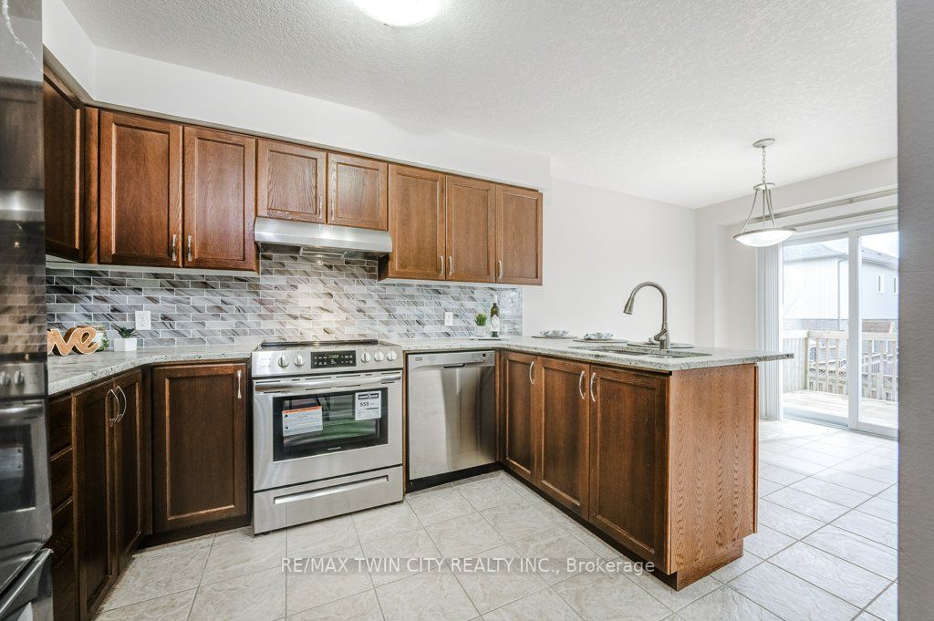 903 Frontenac Cres
