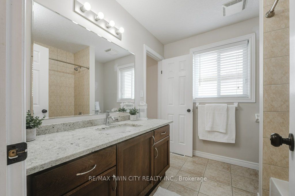 903 Frontenac Cres