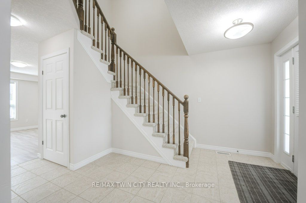 903 Frontenac Cres