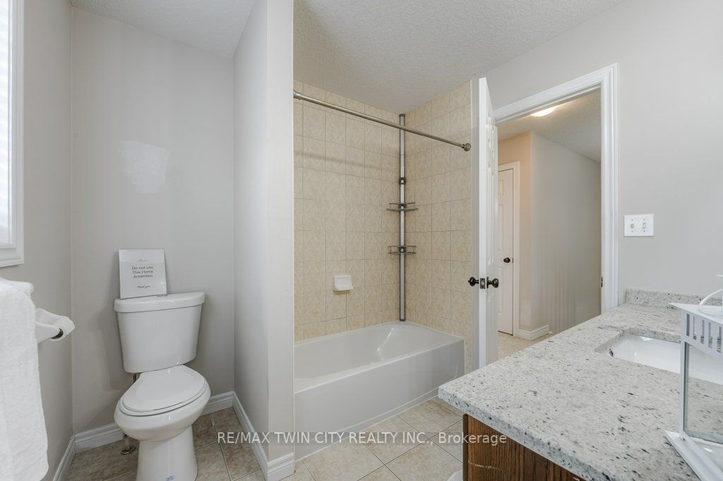 903 Frontenac Cres