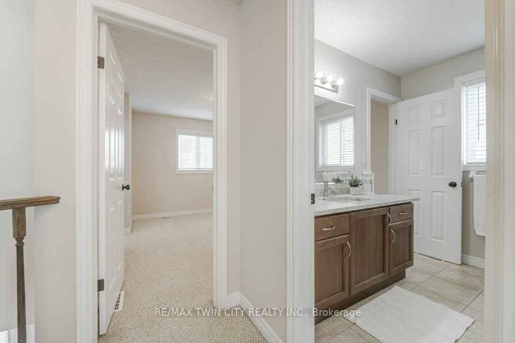 903 Frontenac Cres