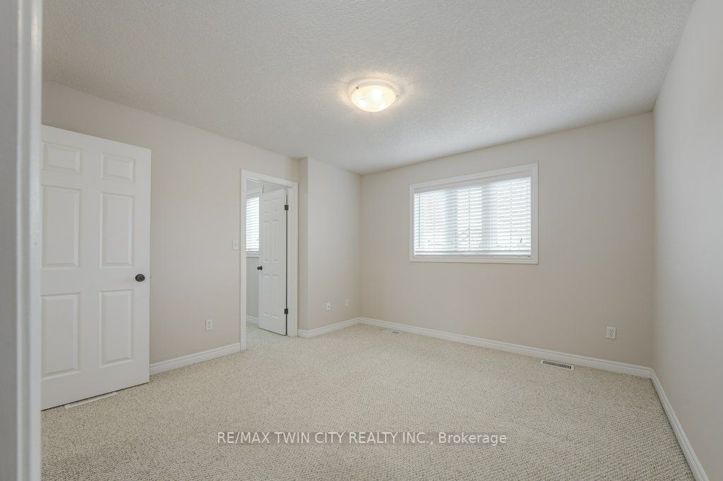 903 Frontenac Cres