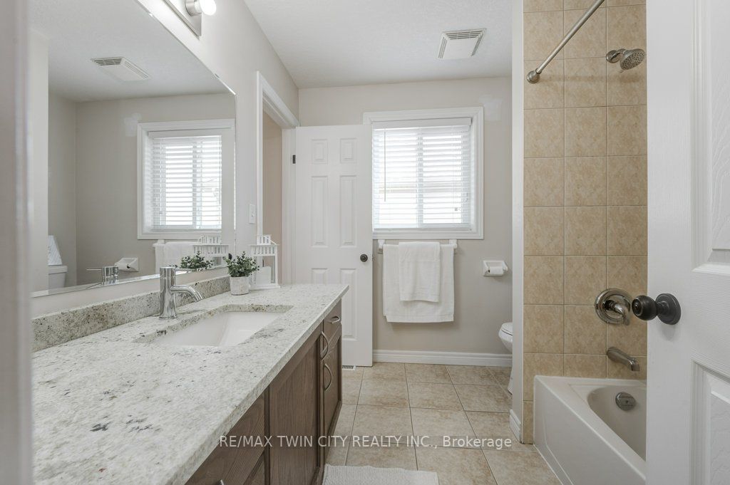 903 Frontenac Cres