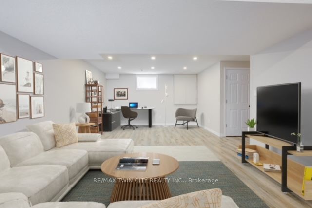 903 Frontenac Cres