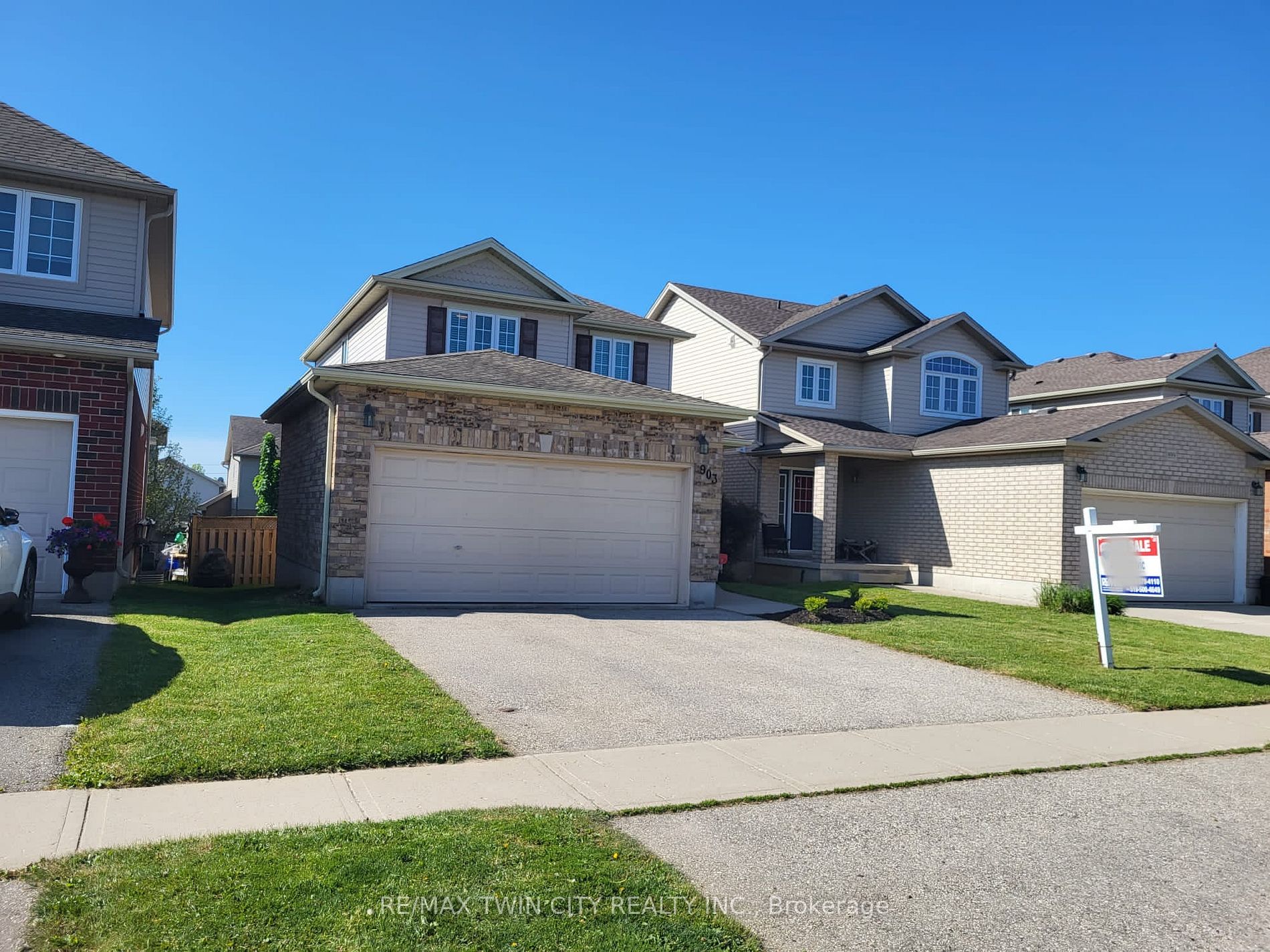903 Frontenac Cres