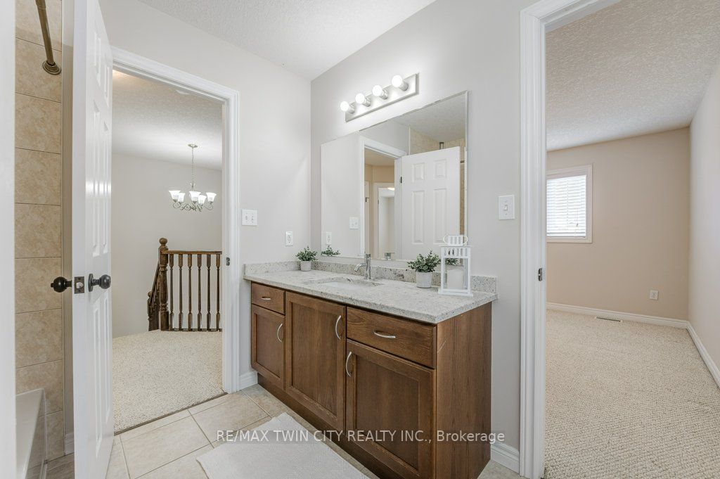 903 Frontenac Cres